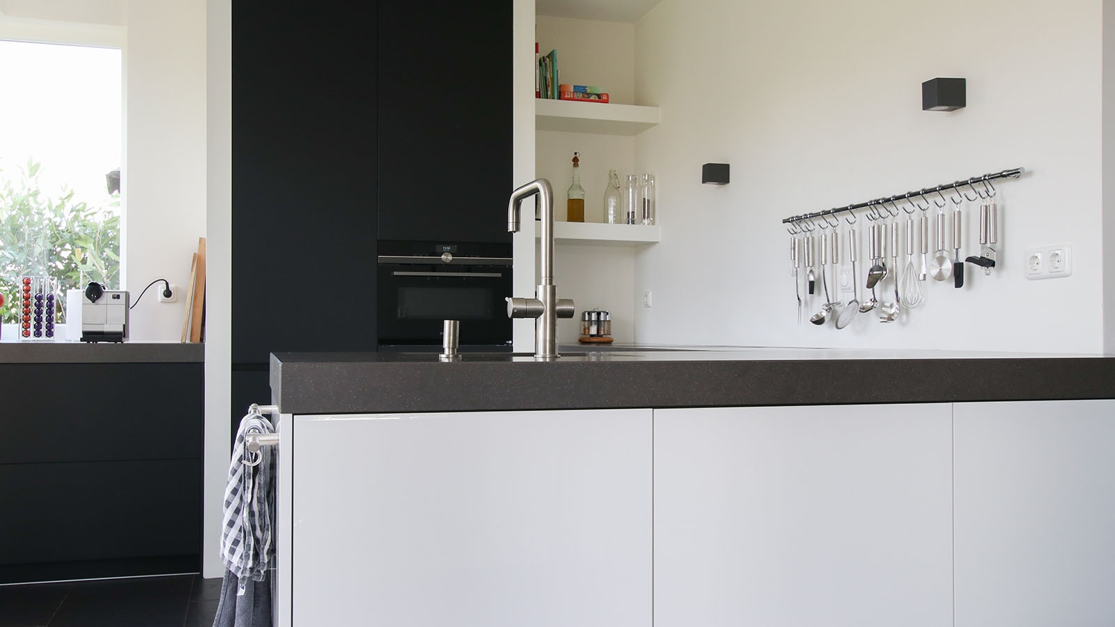 zwart-wit-keuken-bysensakeukens-oven