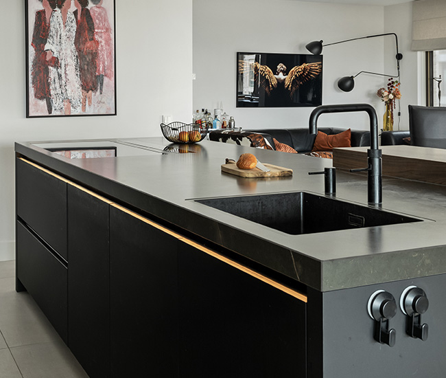 Moderne keuken by sensa keukens zwart kookeiland